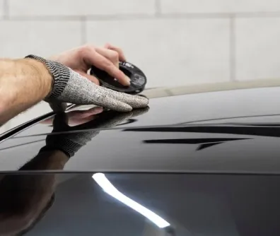 Aplicação de película no teto preto de um carro