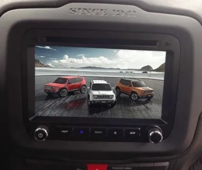 Central multimídia instalada no painel de um Jeep Renegade