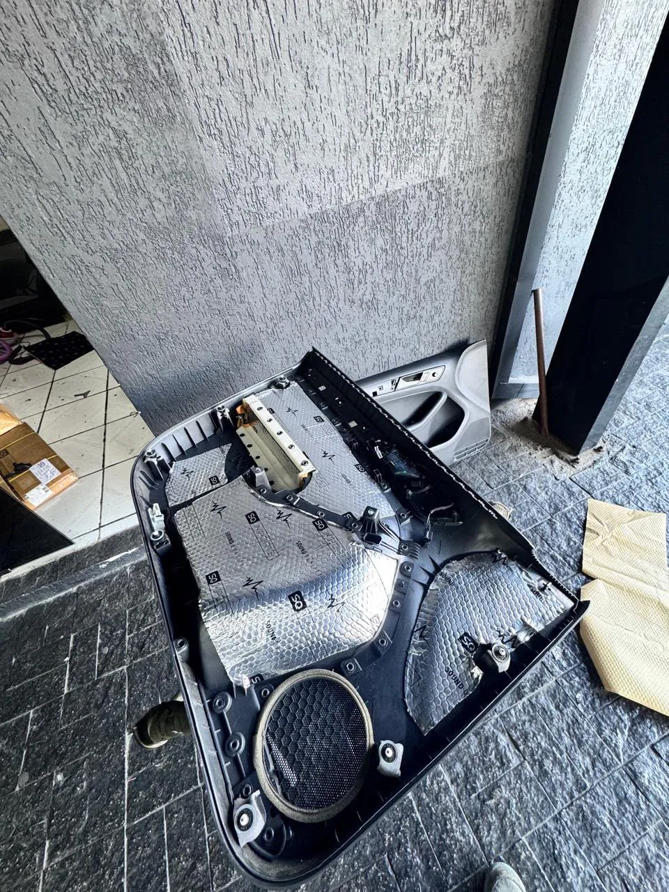 Forro de porta com manta acústica aplicada por dentro
