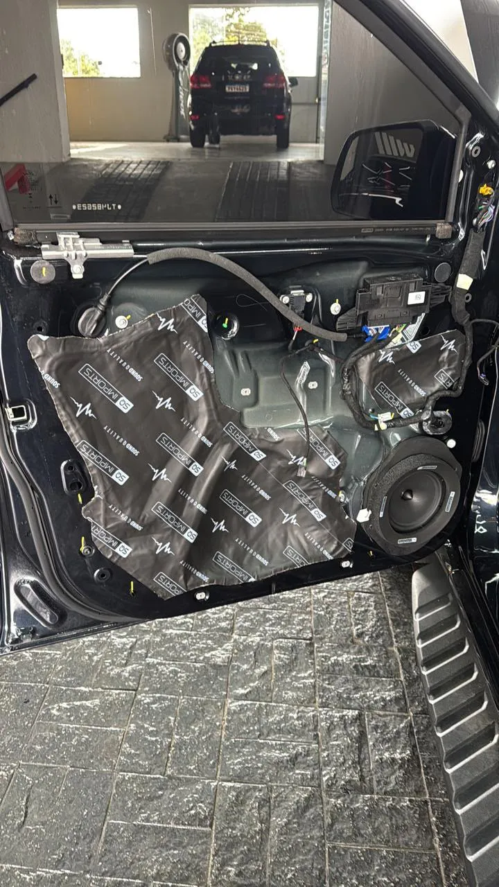Porta de SUV preto com manta acústica SQ Imports e alto-falante