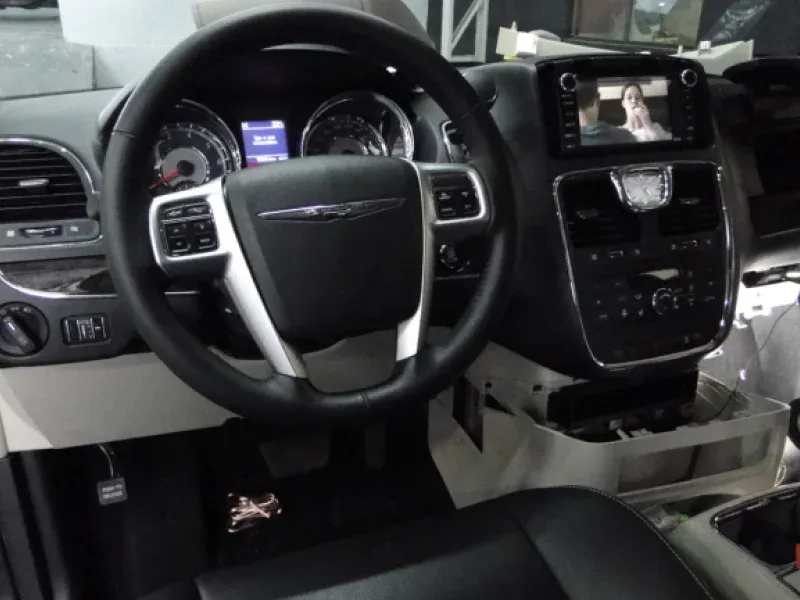 Painel de Chrysler com nova central multimídia em instalação
