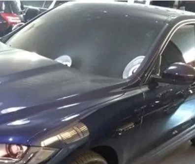 Carro azul-escuro com película aplicada nos vidros