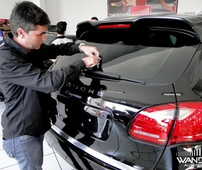 Técnico da Wande aplicando película na traseira de um Porsche Cayenne